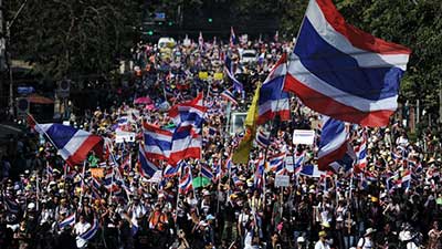 La «paralysie» de Bangkok continue, les manifestants marchent vers des bâtiments officiels.