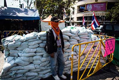 La «paralysie» de Bangkok continue, les manifestants marchent vers des bâtiments officiels.