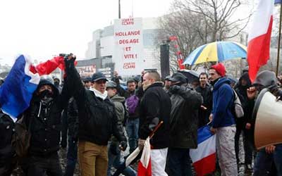 Des milliers d’anti-Hollande défilent à Paris, 250 gardes à vue
