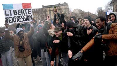 Des milliers d’anti-Hollande défilent à Paris, 250 gardes à vue
