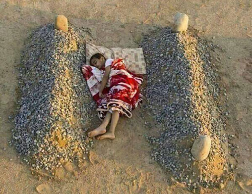 Non, ceci n’est pas la photo d’un «enfant syrien entre les tombes de ses parents»