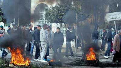 Tunisie: heurts entre policiers et manifestants, des bâtiments officiels incendiés
