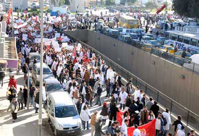 Tunisie: heurts entre policiers et manifestants, des bâtiments officiels incendiés
