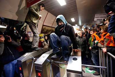 Un millier de Turcs dans le métro pour dénoncer la corruption du gouvernement.