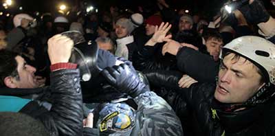 Ukraine: heurts lors d'une manifestation à Kiev, un ancien ministre blessé.