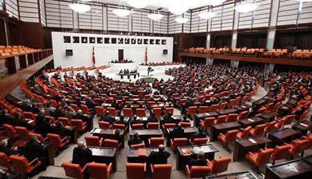 Turquie: nouvelle bagarre au Parlement, les députés en viennent aux mains Turquie: nouvelle bagarre au Parlement, les députés en viennent aux mains