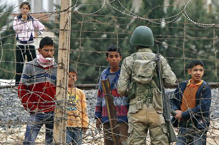 Syrie: des centaines de réfugiés bloqués à la frontière turque
