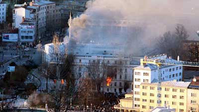 Bosnie-Herzégovine: le siège de la présidence incendié à Sarajevo.