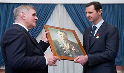 Le président Assad visite un centre de déplacés hors de Damas.