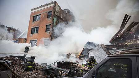Grosse explosion à New York, deux immeubles s'effondrent.