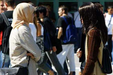 Suisse: un parti veut interdire le voile à l'école dans le canton du Valais.