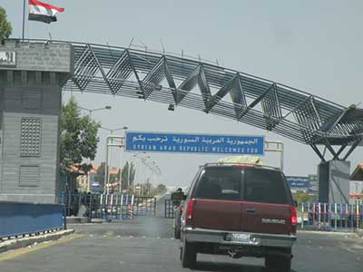 Assad promulgue une loi régulant l'entrée des Arabes et étrangers.