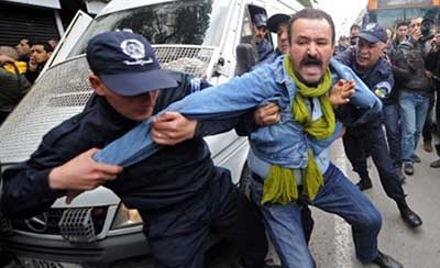 Algérie: les «voix critiques réduites au silence» avant la présidentielle, accuse Amnesty
