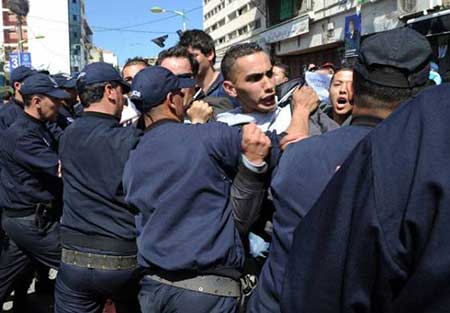 Algérie: la campagne présidentielle se tend à une semaine du scrutin