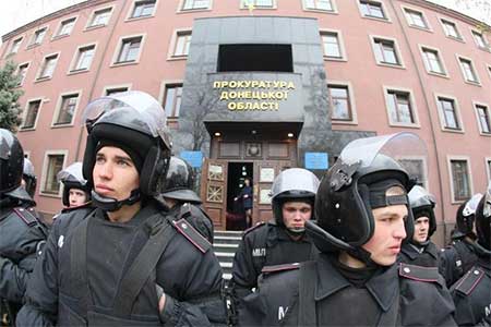 Ukraine: des inconnus armés prennent un commissariat dans l'est.