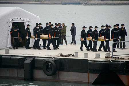 Naufrage du ferry en Corée du Sud: plus de 100 morts confirmés.