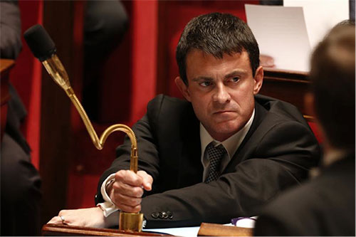 Valls obtient la confiance et récolte une salve de critiques