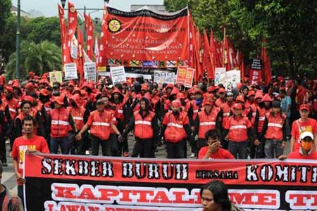1er Mai: de Hong Kong à Madrid, travailleurs et contestataires dans la rue. 1er Mai: de Hong Kong à Madrid, travailleurs et contestataires dans la rue