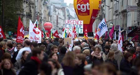 1er Mai: de Hong Kong à Madrid, travailleurs et contestataires dans la rue. 1er Mai: de Hong Kong à Madrid, travailleurs et contestataires dans la rue