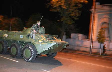 Ukraine: la tension toujours vive, un attaché militaire russe expulsé. Ukraine: la tension toujours vive, un attaché militaire russe expulsé