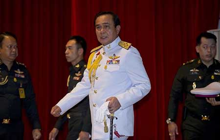 Thaïlande: la nouvelle junte, contestée dans la rue, approuvée par le roi.