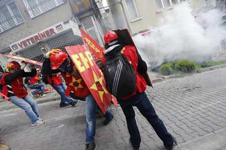 Turquie: heurts entre police et manifestants du 1er Mai à Istanbul. Turquie: heurts entre police et manifestants du 1er Mai à Istanbul