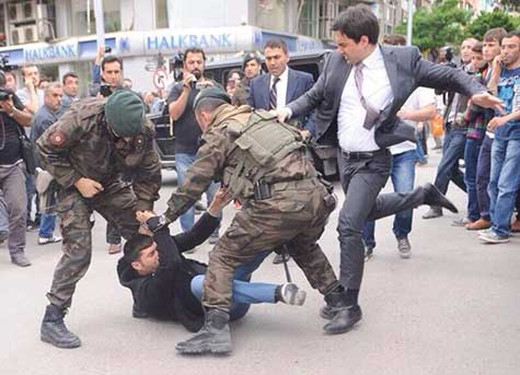Un assistant d’Erdogan frappe un manifestant, choque la Turquie. Un assistant d’Erdogan frappe un manifestant, choque la Turquie