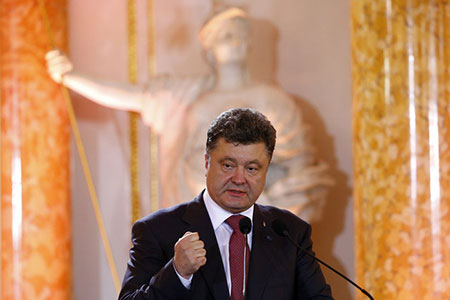 L’Ukraine investit Porochenko après une amorce de dialogue avec Moscou