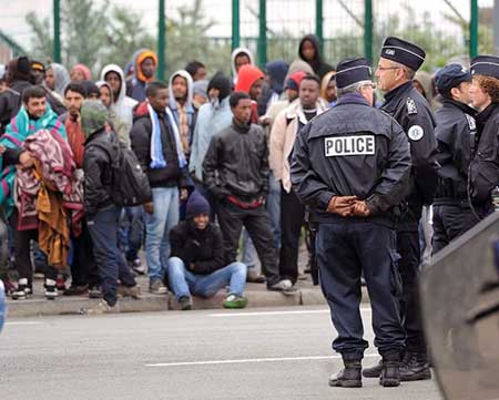 France: la police démantèle le plus grand camp de réfugiés de Calais
