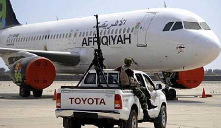 Regain de violences en Libye, qui envisage le recours à des forces internationales
