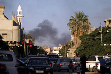Libye: deux réservoirs de carburant en feu menacent Tripoli