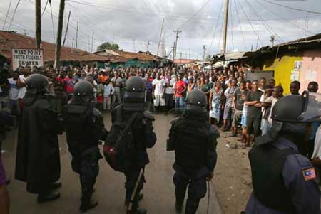 Ebola atteint le Sénégal, un quartier de Monrovia sort de l’isolement
