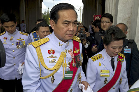 le roi approuve comme Premier ministre l'auteur du coup d'Etat Thaïlande: le roi approuve comme Premier ministre l’auteur du coup d’Etat