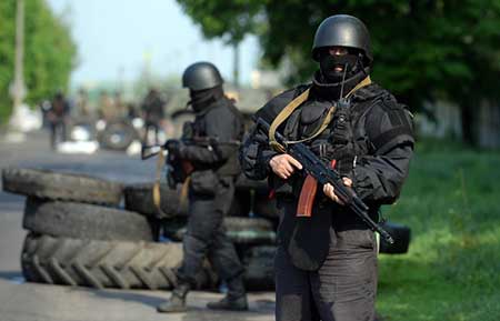 Ukraine: des enquêteurs sur le site du crash, les combats font 14 morts.