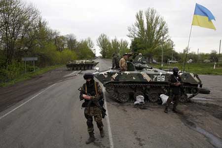 Ukraine: des enquêteurs sur le site du crash, les combats font 14 morts.