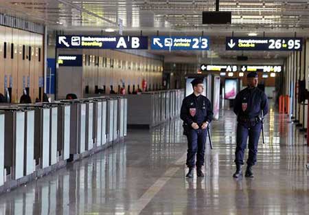 Extrémistes libérés par la Turquie: une «initiative malencontreuse», selon Paris
