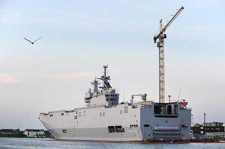 Mistral: sortie en mer du «Vladivostok» à Saint-Nazaire, des marins russes à bord
