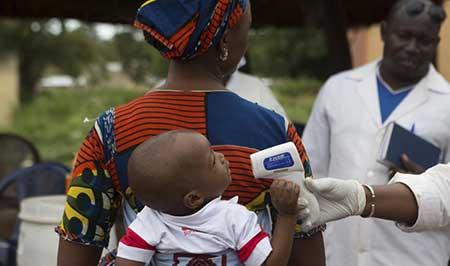Ebola: tests probables de vaccins dans les pays les plus touchés, premier décès au Mali.