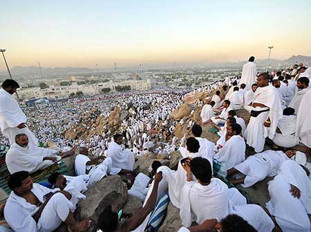 Hajj: des centaines de milliers de pèlerins en prière sur le Mont Arafat
