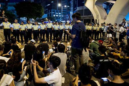 Hong Kong: les manifestants réclament la démission du N°1, Pékin le soutient. Hong Kong: les manifestants réclament la démission du N°1, Pékin le soutient