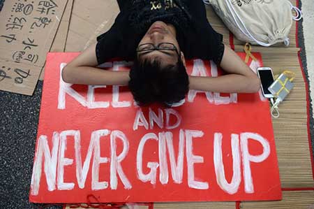 Hong Kong: les manifestants réclament la démission du N°1, Pékin le soutient. Hong Kong: les manifestants réclament la démission du N°1, Pékin le soutient