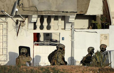 Assaut imminent contre des hommes armés retranchés dans une maison