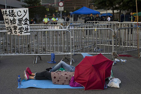 Hong Kong: la démobilisation des manifestants s'accentue, feu vert au dialogue Hong Kong: la démobilisation des manifestants s’accentue, feu vert au dialogue