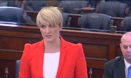 Le sénatrice irlandaise Averil Puissance parlant au Sénat à Dublin, le 22 octobre 2014 Le Parlement irlandais demande à son tour de reconnaître la Palestine