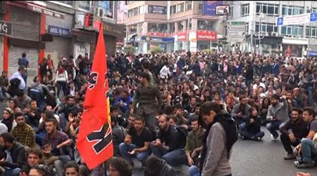 Des centaines de manifestants sont à nouveau descendus dans les rues Turquie: Nouvelle nuit d’incidents entre manifestants kurdes et forces de l’ordre