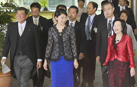 Japon: deux ministres démissionnent, premier gros revers pour Shinzo Abe. Japon: deux ministres démissionnent, premier gros revers pour Shinzo Abe