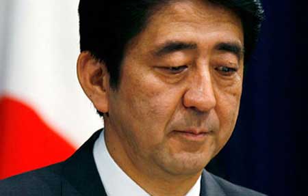 Japon: deux ministres démissionnent, premier gros revers pour Shinzo Abe. Japon: deux ministres démissionnent, premier gros revers pour Shinzo Abe