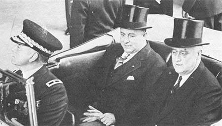 Le président américain Franklin Roosevelt et le dictateur nicaraguayen Anastasio Samosa, le 5 mai 1939. Les Etats-Unis soutiennent des dictateurs quand ça les arrange