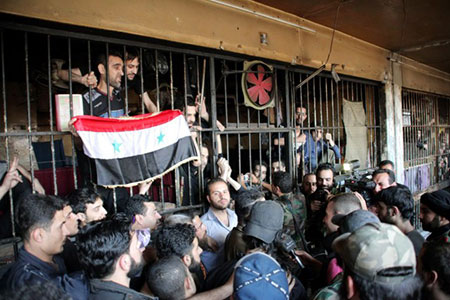 Syrie: 11 000 détenus libérés depuis l'amnistie Syrie: 11 000 détenus libérés depuis l’amnistie