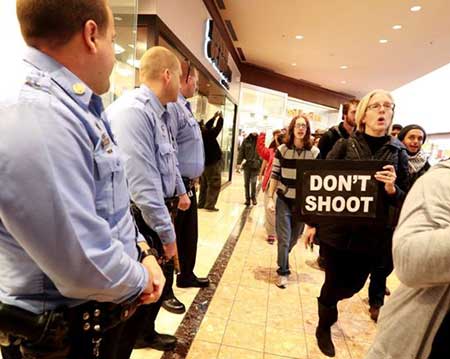 USA: nouvelles manifestations à Ferguson, 15 arrestations. USA: nouvelles manifestations à Ferguson, 15 arrestations